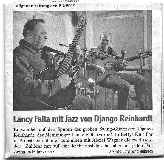 Kemptener Zeitung  Er wandelt auf den Spuren des großen Swing-Gitarristen Django Reinhardt: der Memminger Lancy Falta (vorne im Bild). In Bettys Kult Bar in Probstried nahm er zusammen mit Alexej Wagner die zweihundert Zuhörer mit auf eine leicht nostalgische , aber auf jeden Fall swingende Jazzreise. az/Foto: Jörg Schollenbruch